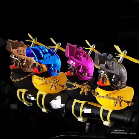 Coche lindo pequeño pato amarillo con casco hélice rompevientos ondas con pistola de juguete pato bicicleta motocicleta accesorios para automóviles